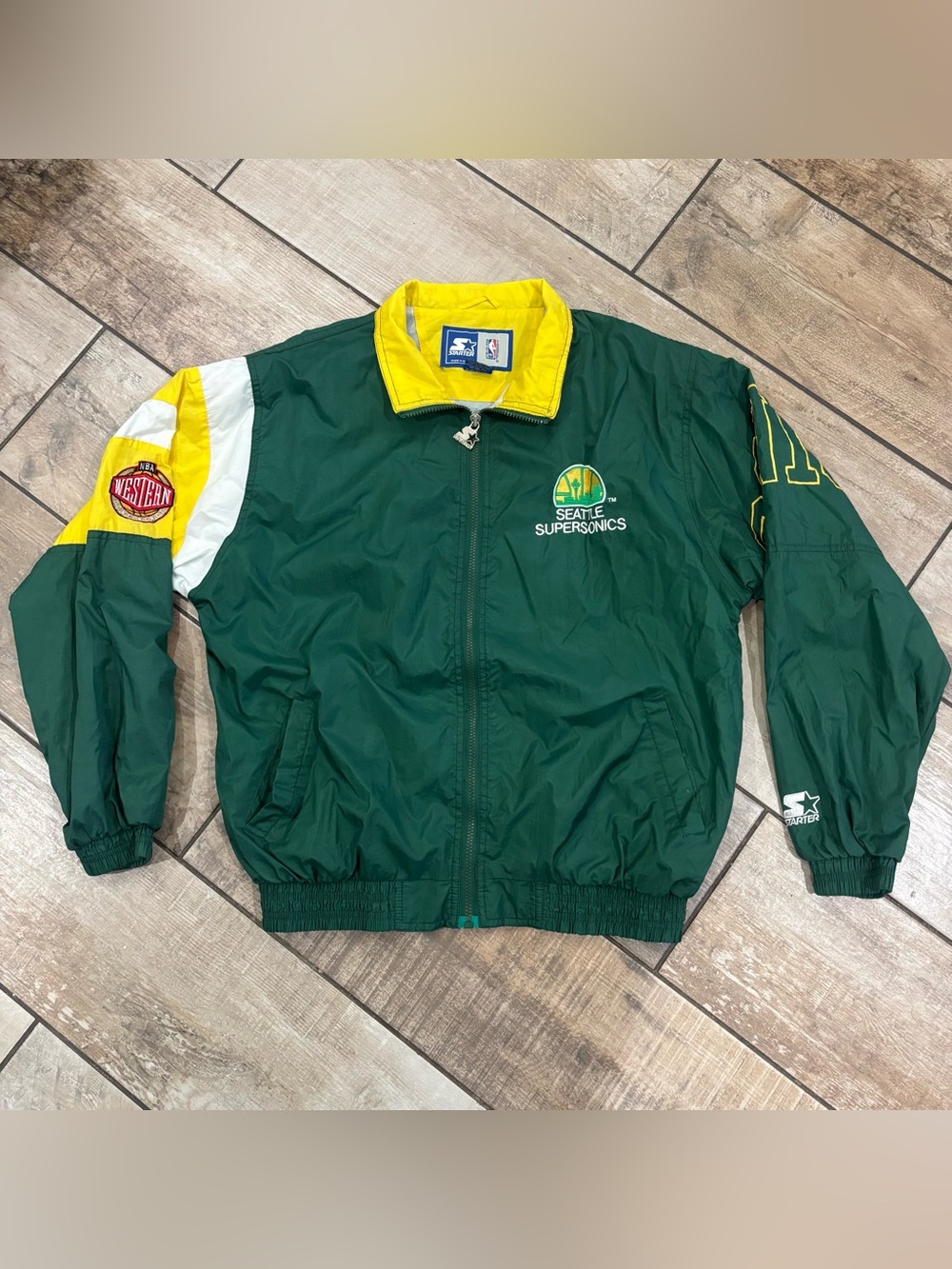 Vintage 1990s Starter Seattle Supersonics windbreaker jacket men’s size Medium